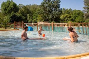 Campings Camping 4 etoiles - Piscine - ef00ai : photos des chambres