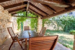 Schöne traditionelle Steinvilla mit privatem Garten und Terrasse inmitten der berühmtesten Strände Istriens