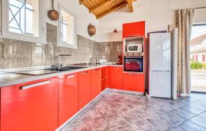 Maisons de vacances Cozy Home In Gardonne With Wifi : photos des chambres