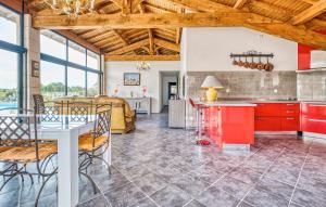 Maisons de vacances Cozy Home In Gardonne With Wifi : photos des chambres
