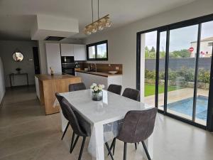 Maisons de vacances Villa neuve avec piscine : photos des chambres