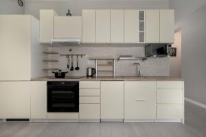 Charming Studio with Balcony in Wrocławs Nadodrze by Noclegi Renters