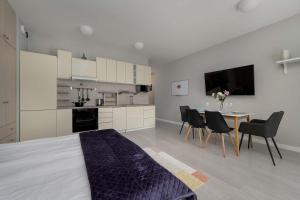 Charming Studio with Balcony in Wrocławs Nadodrze by Noclegi Renters