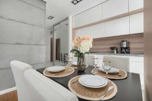 Elegant Apartment Ślężna in Wrocław with Parking by Noclegi Renters