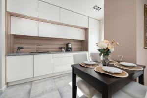 Elegant Apartment Ślężna in Wrocław with Parking by Noclegi Renters