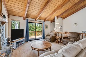 The Big Easy Lakefront Cabin