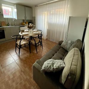 Ealing ,South Ealing, ,Richmond park ,Heathrow airport,Gunnesbury park,London