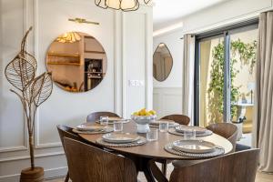Luxurious penthouse, 2 bedroom suites, 3 spacious terraces, gorgeous views of mountains and sea,