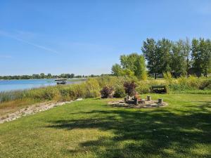 Peaceful Lakefront Cabin