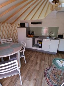 Tentes de luxe Yourte- Bambou - Climatisee- Les Belles Ouvrieres : photos des chambres