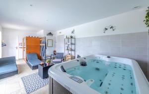 Maisons de vacances Awesome Home In Belves-De-Castillon : photos des chambres