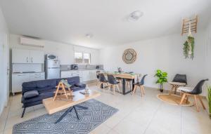 Awesome Home In Belves-De-Castillon