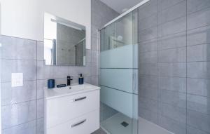 Maisons de vacances Awesome Home In Belves-De-Castillon : photos des chambres