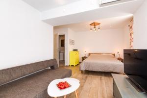 Studio Apartment room in Yvonne