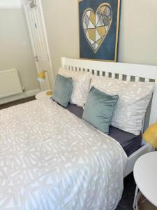 Large 5 bedroom House close to station