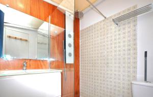 Maisons de vacances Awesome Home In Sainte Marie La Mer Pl : Maison de Vacances 2 Chambres