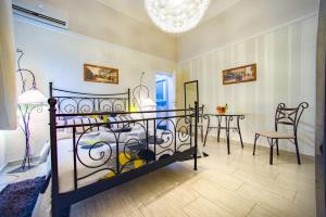 Central charm modern 2br apt-Free parking near