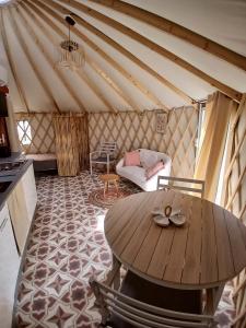 Chalets Yourte - Terracotta - Climatisee -Les Belles Ouvrieres : photos des chambres