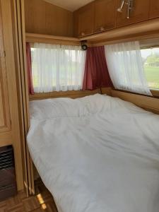 Gezellige caravan met weids uitzicht nabij Sneekermeer