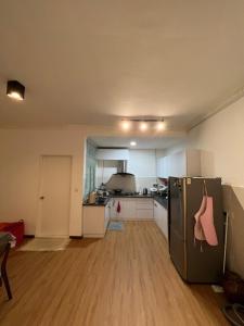 3-bedrooms apartment with free parking