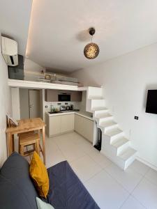 Studio à louer au cœur du Carré d or à Nice, rue Dalpozzo à 150 mètres des plages - 3hvězdičkové hotely ve městě Nice