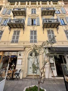 Studio à louer au cœur du Carré d or à Nice, rue Dalpozzo à 150 mètres des plages