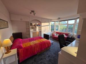 Peaceful 3-Bed Retreat by Epping Forest Chingford