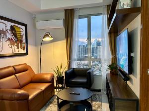 Condo in Mandaluyong with BGC Skyline