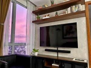 Condo in Mandaluyong with BGC Skyline