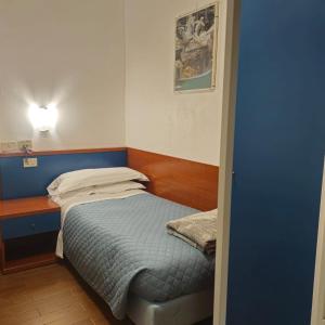 Economy Single Room with Private Bathroom and Shared shower room in Hotel Julia