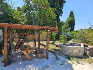 Apartment Antonio, on the seafront with garden