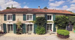 Maisons de vacances 4 Bed-Sleeps 8-Aircon-Garden-Pool-Parking : photos des chambres