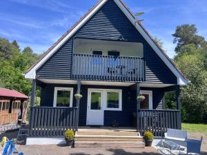 Cosy Lakeside Chalet With Option to add Private Hot Tub