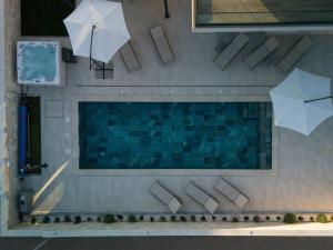 Prestige Villa COMPADRE Luxury Retreat in Mandre, Heated Pool, 4 Bedrooms, Seaside Comfort, NEW!