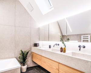 AAALuxuryComfortRooftopFreeParkingACFullyEquipped