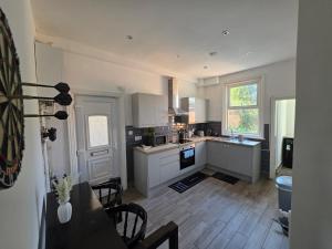 Charming - Free Parking - Sleeps 6 - M20-FolkestoneCentralStation