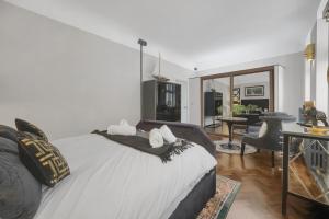 Modern & Unique - Central & Beach Access