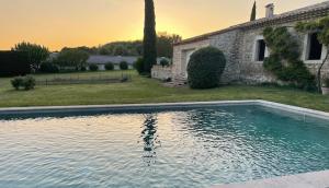 Gites le Fabras, espace de verdure, piscine collective et jeux