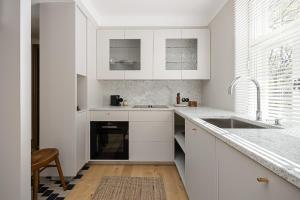 Modern central flat in a green courtyard