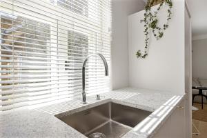 Modern central flat in a green courtyard