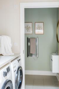 Stylish 3BD Townhouse in Central Winchester