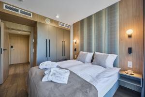 Golden Hour Apartments- Loft 418