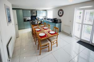 Spacious 4BD Home with Patio garden, BBQ & Parking