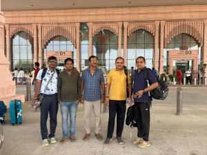 Kusum Home stay Near Ram Mandir Gate 200 -300 Meter , Near Hanuman gari Mandir, Jain mandir , railway station,Goverment hosiptal , launch , Breakfast available ,Pick up Ayodhya dham railway station , airport pickup ,Ayodhya cant pickup
