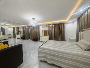 Villa Oasis - Lux Retreat, Pool, Jacuzzi, BBQ, AC, Fast Wi-fi, Chefs Kitchen