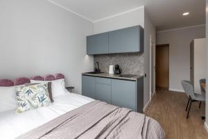 Old Town Studio Steps from Everything