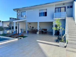 Casa con Piscina y quincho Adonai