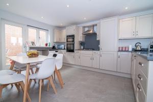 Elegant Ludlow Haven: 4Bed Ultimate Tranquility