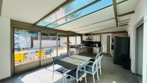 Maisons de vacances Maison Hirondelles, piscine mer et foret : photos des chambres