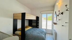 Maisons de vacances Maison Hirondelles, piscine mer et foret : photos des chambres